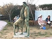銅像が屋外で青姦セックス