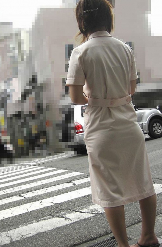 ペッラペラな白衣で街中歩く看護婦の透けパンエロ画像03_20140818175519932.jpg