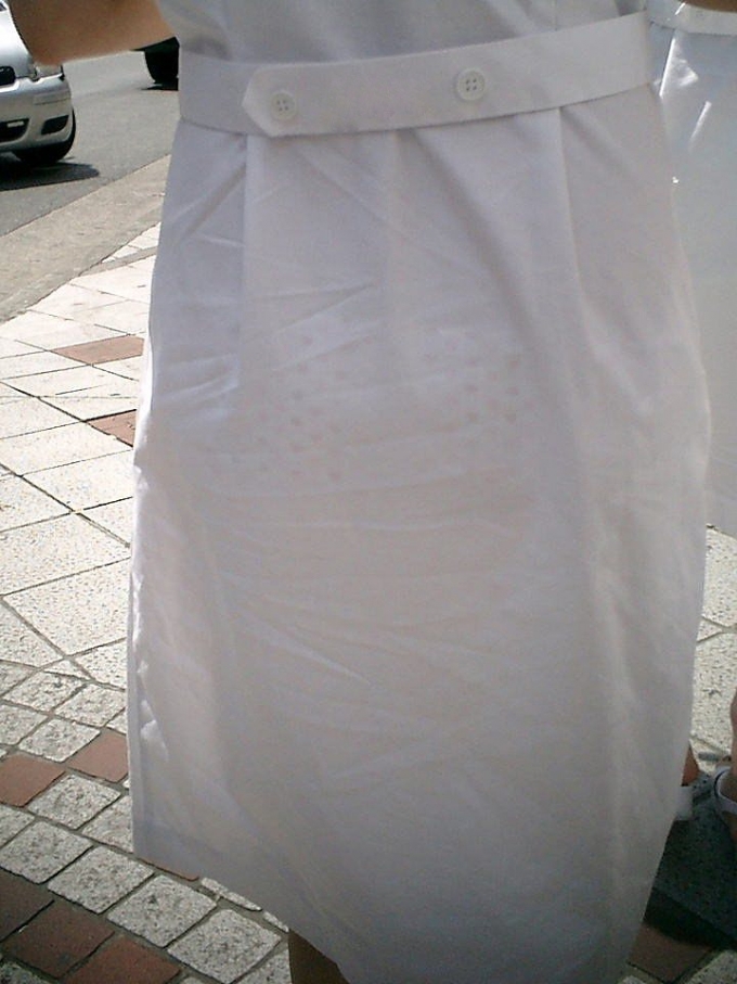 ペッラペラな白衣で街中歩く看護婦の透けパンエロ画像05_20140818175517406.jpg