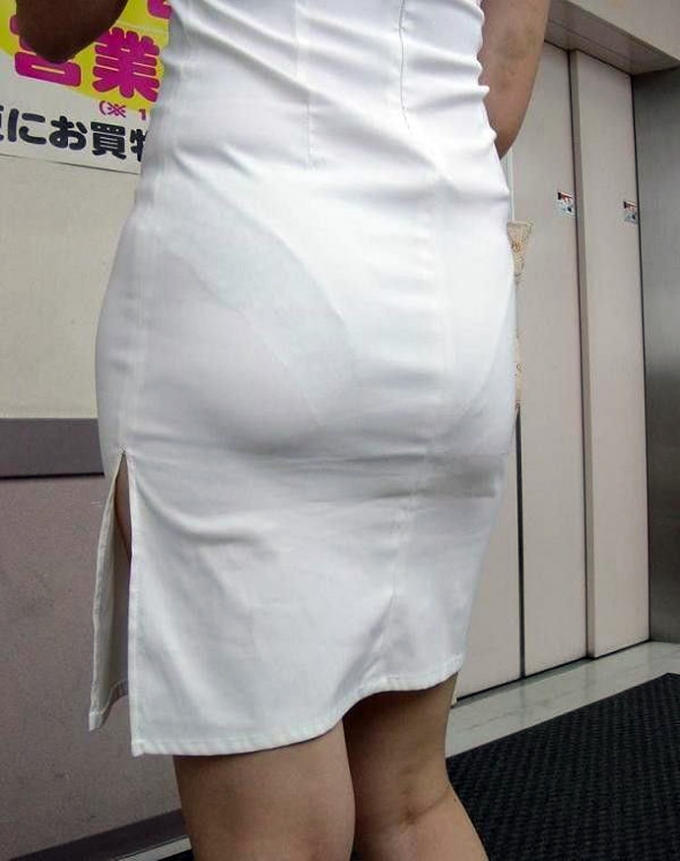 ペッラペラな白衣で街中歩く看護婦の透けパンエロ画像09_2014081817560192b.jpg