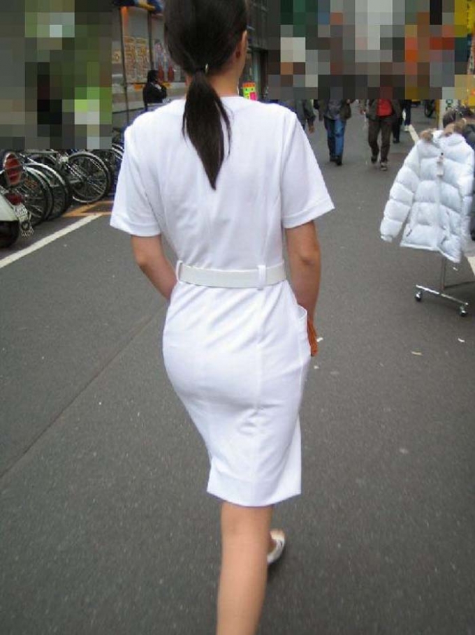 ペッラペラな白衣で街中歩く看護婦の透けパンエロ画像10_201408181756007cd.jpg