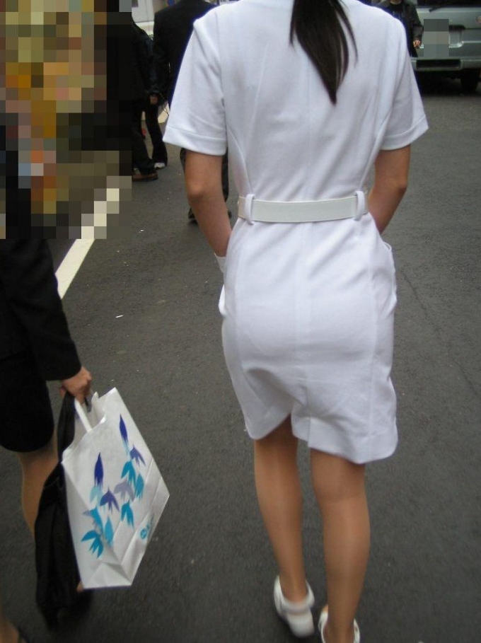 ペッラペラな白衣で街中歩く看護婦の透けパンエロ画像11_20140818175559e5b.jpg
