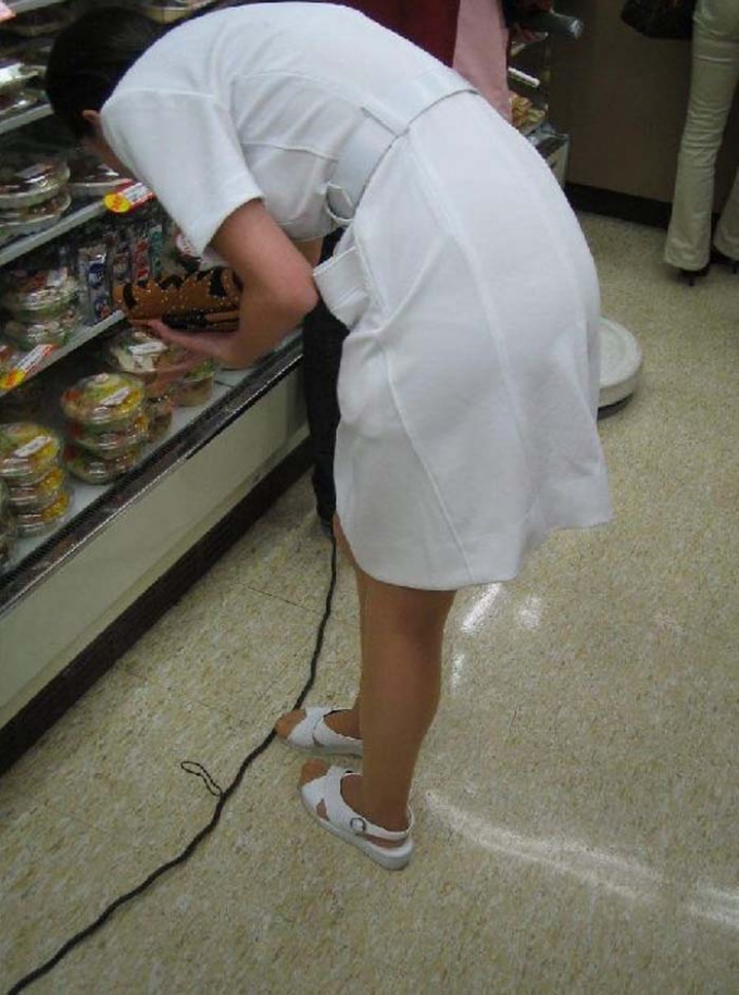 ペッラペラな白衣で街中歩く看護婦の透けパンエロ画像12_20140818175558997.jpg