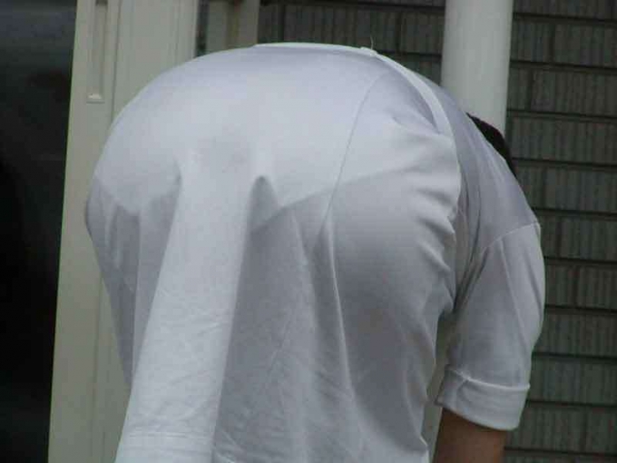ペッラペラな白衣で街中歩く看護婦の透けパンエロ画像13_20140818175641a1b.jpg