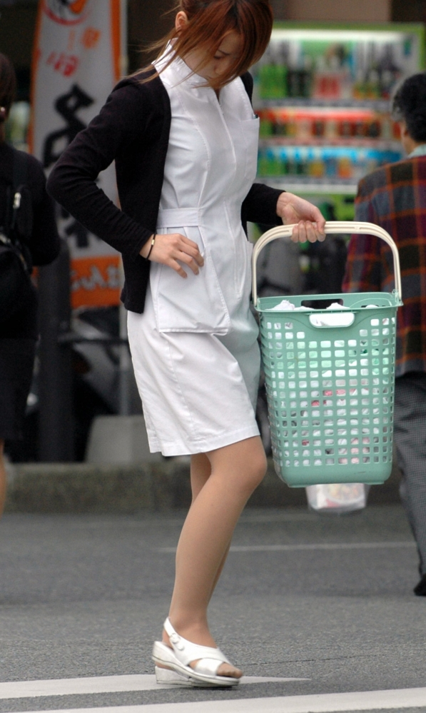 ペッラペラな白衣で街中歩く看護婦の透けパンエロ画像14_20140818175640035.jpg