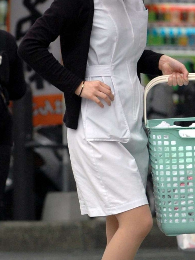 ペッラペラな白衣で街中歩く看護婦の透けパンエロ画像15_201408181756390f0.jpg
