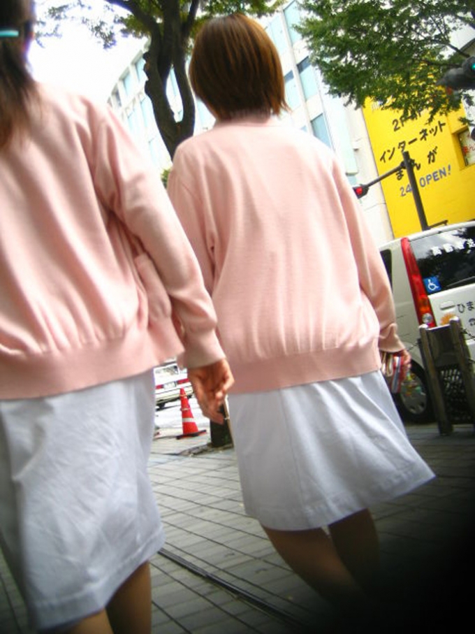 ペッラペラな白衣で街中歩く看護婦の透けパンエロ画像18_20140818175635322.jpg