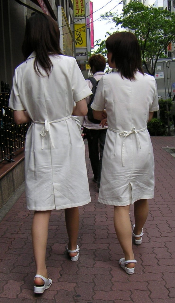 ペッラペラな白衣で街中歩く看護婦の透けパンエロ画像19_201408181757207b7.jpg
