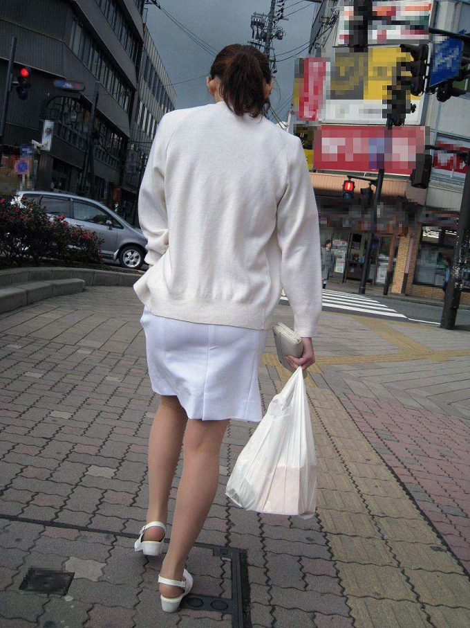 ペッラペラな白衣で街中歩く看護婦の透けパンエロ画像20_20140818175719f76.jpg
