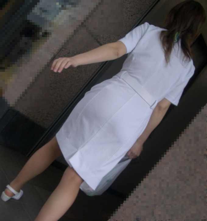 ペッラペラな白衣で街中歩く看護婦の透けパンエロ画像22_20140818175717818.jpg