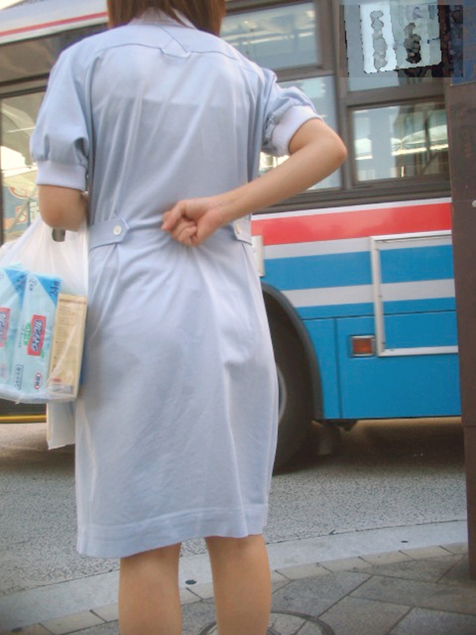 ペッラペラな白衣で街中歩く看護婦の透けパンエロ画像24_20140818175714e48.jpg
