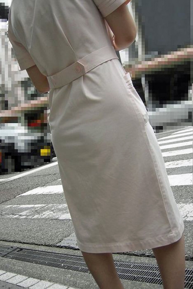 ペッラペラな白衣で街中歩く看護婦の透けパンエロ画像25_20140818175759a5d.jpg