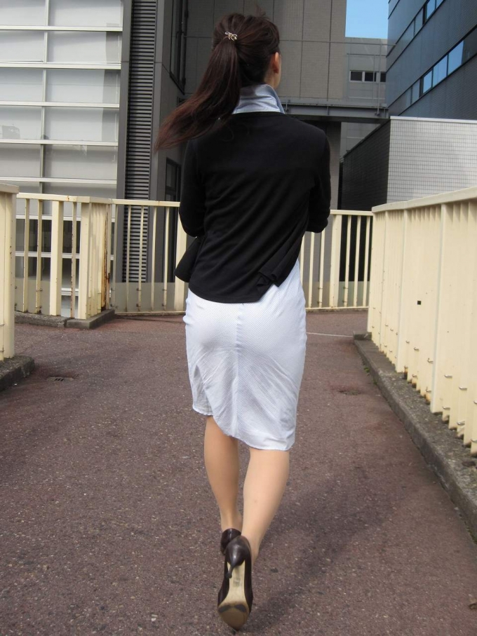 ペッラペラな白衣で街中歩く看護婦の透けパンエロ画像26_20140818175758fd8.jpg
