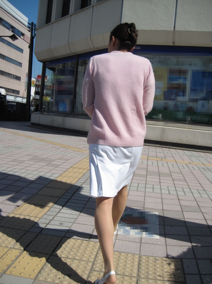 ペッラペラな白衣で街中歩く看護婦の透けパンエロ画像28_201408181757557f4.jpg