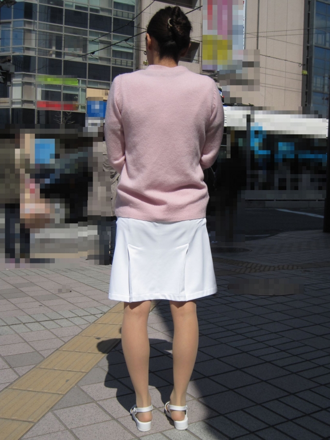 ペッラペラな白衣で街中歩く看護婦の透けパンエロ画像29_20140818175753403.jpg